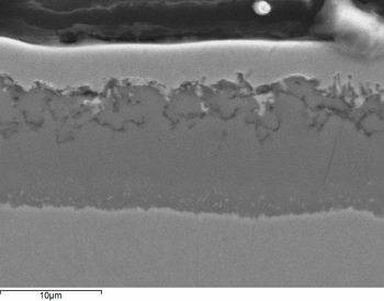 Micrografía de SEM X 3000, de la secion transversal del material recubierto con aluminio mediante CVD-FBR.