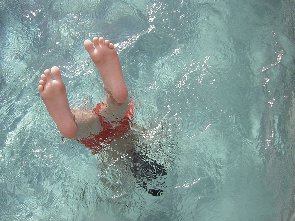 La humedad de la piscina favorece la infección fúngica. / Plasticinaa.