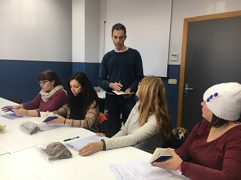 Gustavo les explica a Pilar, Rosana, Mari y Begoña los procedimientos realizados con los perros. / UCM.