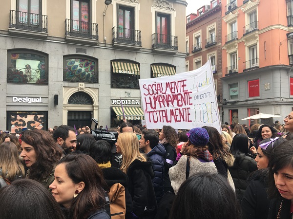 Lectura del manifiesto #Lasperiodistasparamos en Callao./ UCM.