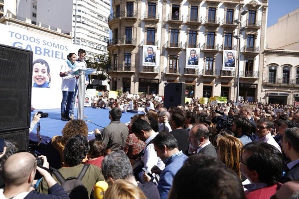 Acto multitudinario en la Puerta Purchena de Almería con los padres de Gabriel. / Ayuntamiento de Almería.