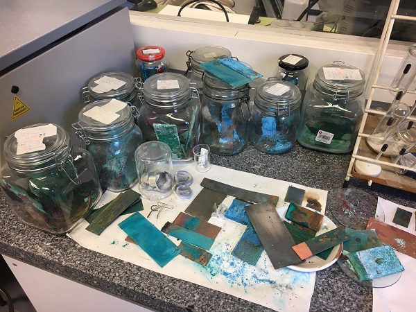 Imagen del Laboratorio de Materiales de “Forenses del Arte” en ediciones anteriores de la Semana de la Ciencia. / María Milán.