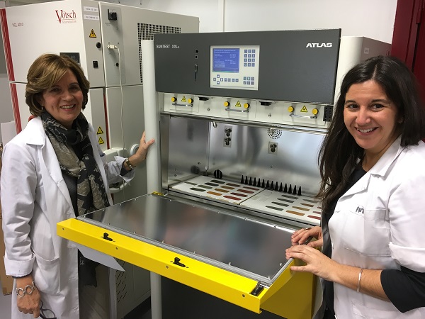 Margarita San Andrés y Ruth Chércoles en su laboratorio . / UCM.