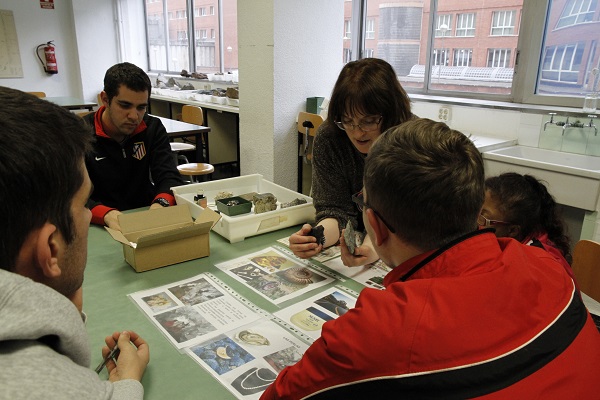 Los chicos y chicas preparando con Alejandra las actividades de la Semana. / A.G.F.