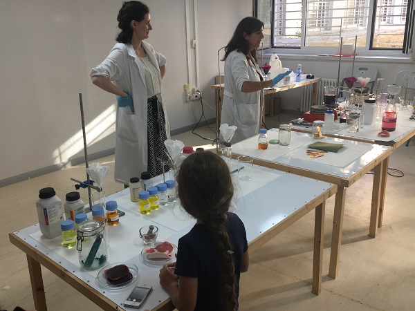 Un niño asiste a un taller de divulgación en la facultad de Bellas Artes. / UCM.