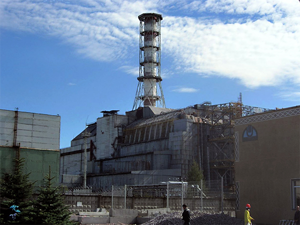 Estructura de hormigón denominada “sarcófago”, diseñada para contener el material radiactivo del núcleo del reactor de Chernóbil. / Carl Montgomery.