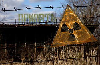 Cartel que alerta del peligro de radiación en Pripyat. / D. Markosian. 