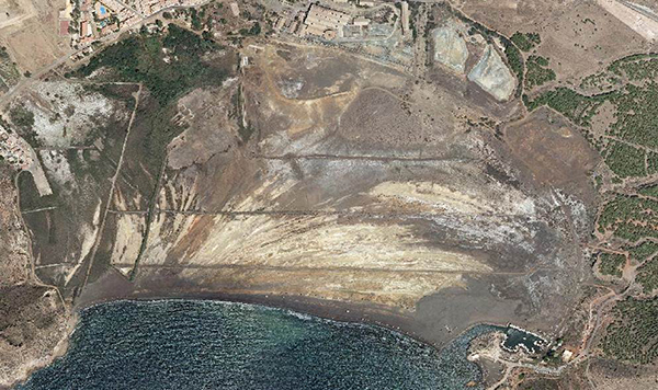 La bahía de Portmán vista desde al aire. En la imagen se aprecian las huellas de la actividad minera. / Grupo de Contaminación de Suelos – Universidad de Murcia.