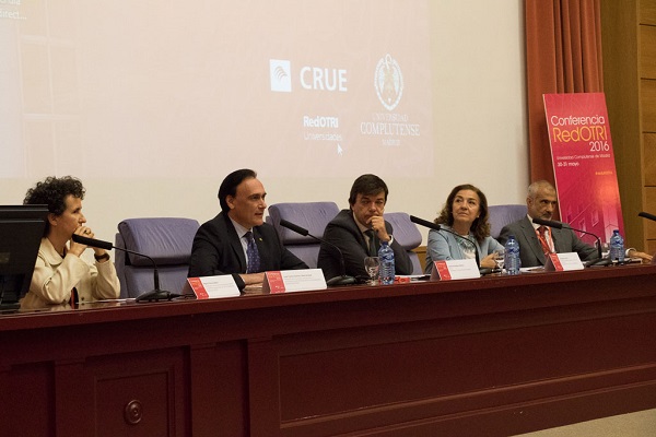 De izquierda a derecha, Regina García Beato, José Carlos Gómez Villamandos, Carlos Andradas, Carmen Vela y José María Torralba en la Conferencia RedOTRI 2016. / Aida Cordero