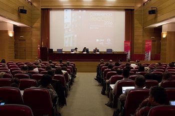 El salón de actos de la facultad de Odontología durante la conferencia. / Aida Cordero