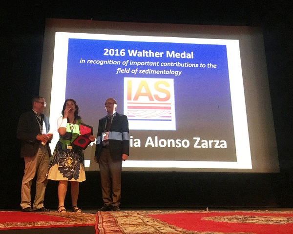 Ana María Alonso Zarza recoge el premio durante el XXXII Congreso de la IAS en Marrakech.
