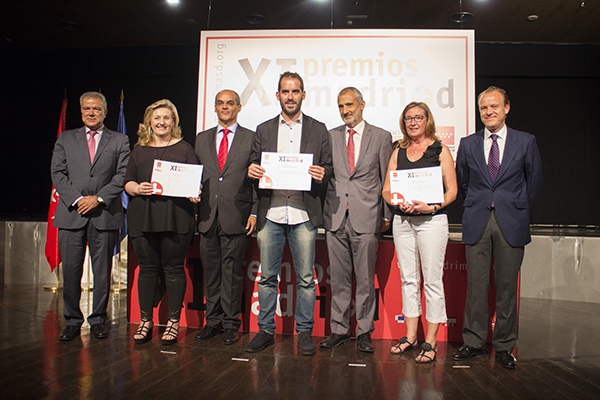 Rosa Mecha, coordinadora de la UCC+i de la OTRI UCM (segunda por la izquierda), recoge el galardón, junto a otros premiados. Autor: UCC+i URJC.