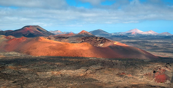 Uno de los volcanes del Parque Nacional de Timanfaya, con varios conos al fondo. / Luc Viatour.