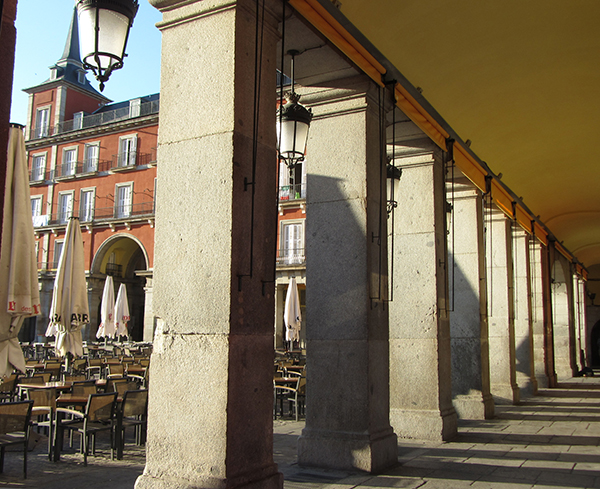 Columnas de la Plaza Mayor en las que se aprecia el deterioro. / David Martín Freire-Lista.