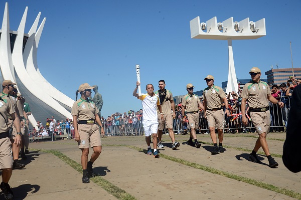 La antorcha olímpica, frente a la catedral de Brasilia el pasado mes de mayo. / Agência Brasil.