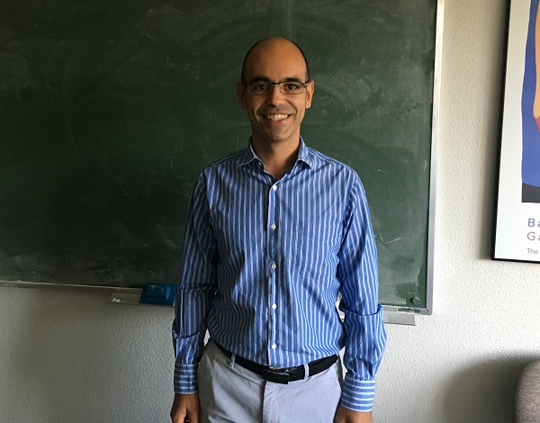 Vicente Muñoz en su despacho de la facultad de Ciencias Matemáticas. / UCM.