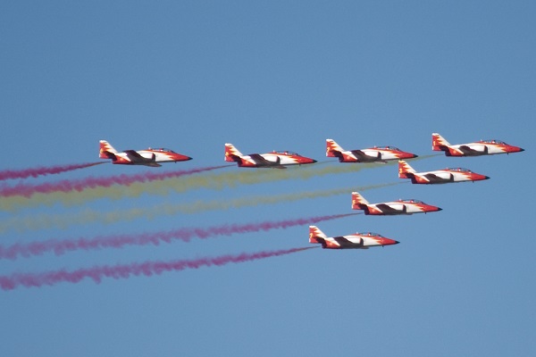 La Patrulla Águila sobrevuela los cielos el 12 de octubre. / Nils van der Burg.