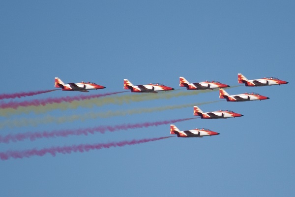 La Patrulla Águila sobrevuela los cielos el 12 de octubre. / Nils van der Burg.