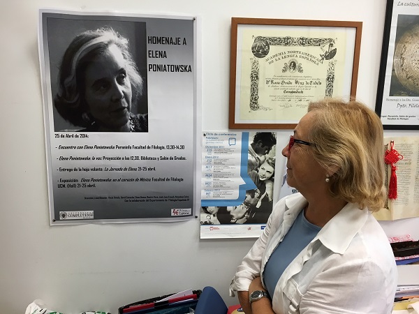 Rocío Oviedo observa un póster de Elena Poniatowska en su despacho. / UCM. 