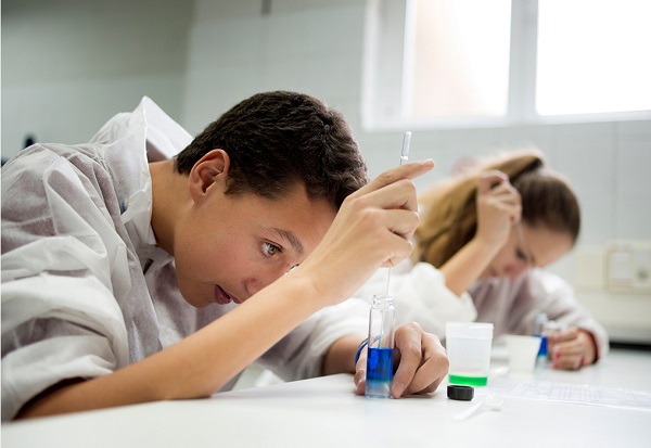 Los más jóvenes también se suman a la fiesta de la ciencia en la UCM. / UCM. 