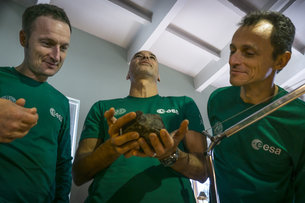 Matthias Maurer, Luca Parmitano y Pedro Duque analizan un meteorito. / ESA.