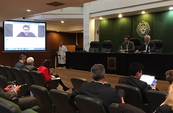 Manuel Moreno, desde Skype y Daniel Carvajal en la UCM. / UCM