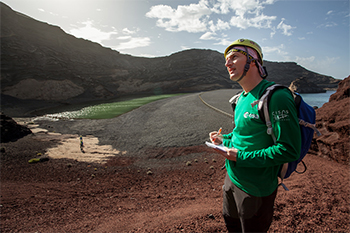 Mattias Maurer, con la Laguna de los Clicos a su izquierda. / ESA-L. Ricci. 