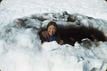Inuit canadiense en un iglú. / Library and archives Canadá. 