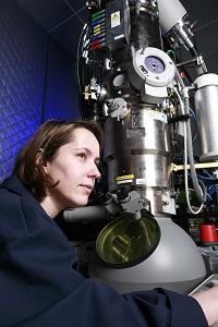 María Varela, junto a un microscopio. / MV.
