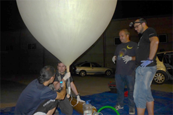 El equipo se prepara para lanzar uno de los globos en la campaña de las Perseidas de 2016. Autor: Daedalus.