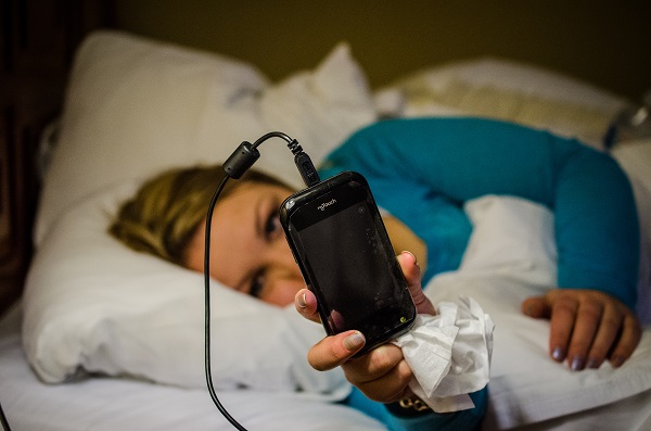 El uso del móvil es problemático cuando impide actividades como dormir. / m01229.
