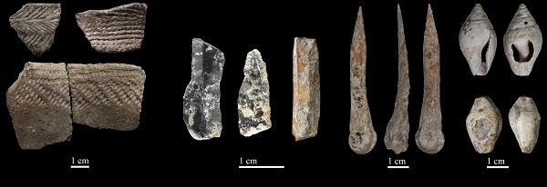 De izda a dcha: cerámica cardial (con decoraciones impresas), útiles de piedra (cristal de roca y jaspe), vistas de un punzón de hueso de oveja y ornamentos de caracoles. / M. Sanz y J. Daura.