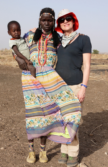 Almudena Hernando, junto a habitantes locales