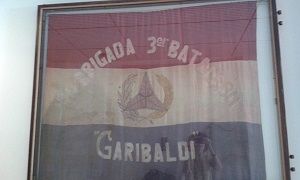 Bandera de la Brigada Garibaldi en la Guerra Civil española conservada en la biblioteca
