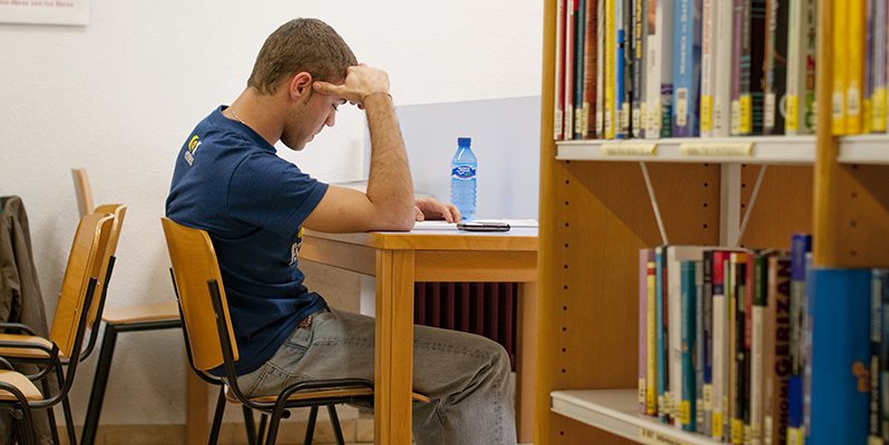 Hoy te invitamos a leer al modo tradicional. Tres millones de volúmenes de todas las disciplinas te esperan en las 33 bibliotecas complutenses. Feliz #DíadelLibro