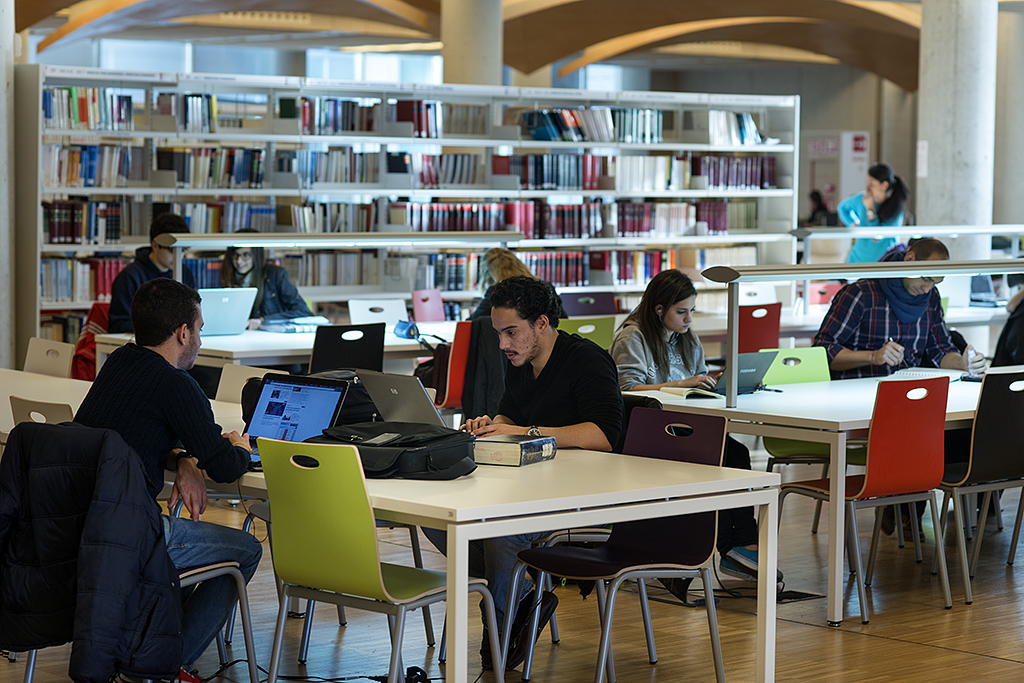 The Complutense Library offers 11.000 seats for reading in 26 libraries in addition to the Historical Centre Library