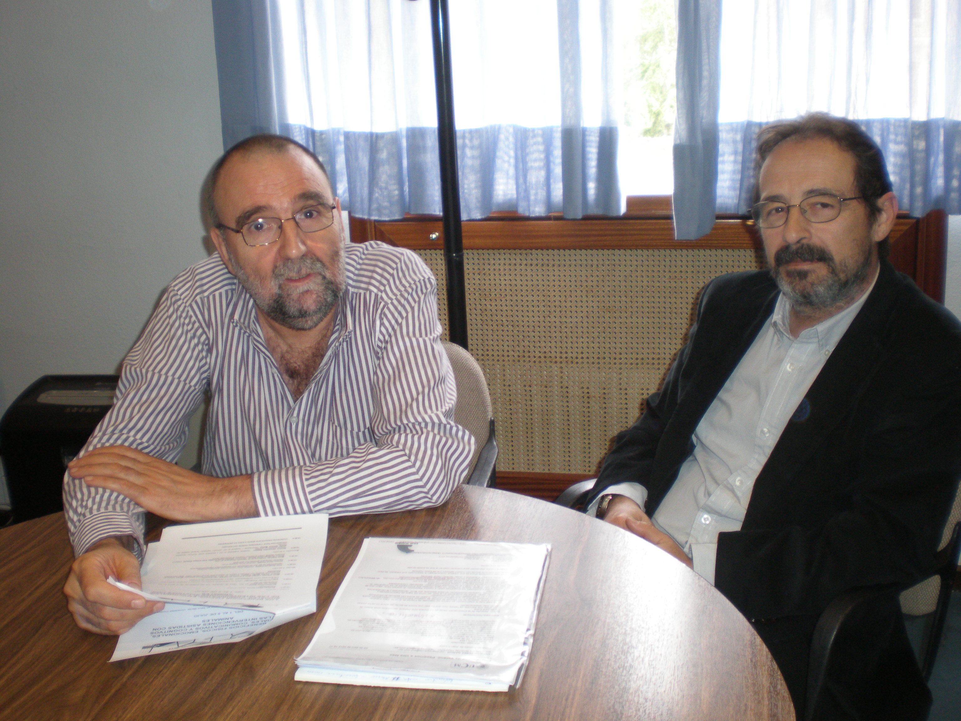 Santiago P&eacute;rez Garcia y Carlos Mart&iacute;n Trapero director y secretario del curso sobre terapias cono animales