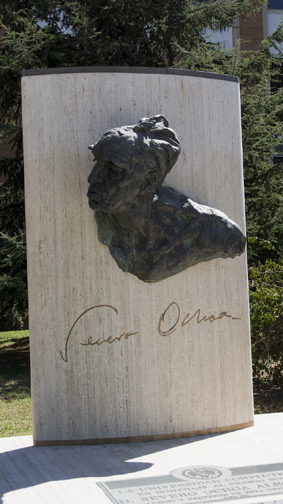 Estatua de Severo Ochoa en los jardines de la Facultad de Medicina de la UCM