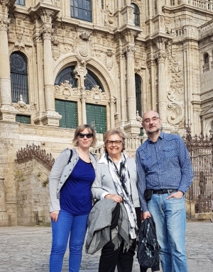 Sonrisas ante la catedral de Santiago de Compostela