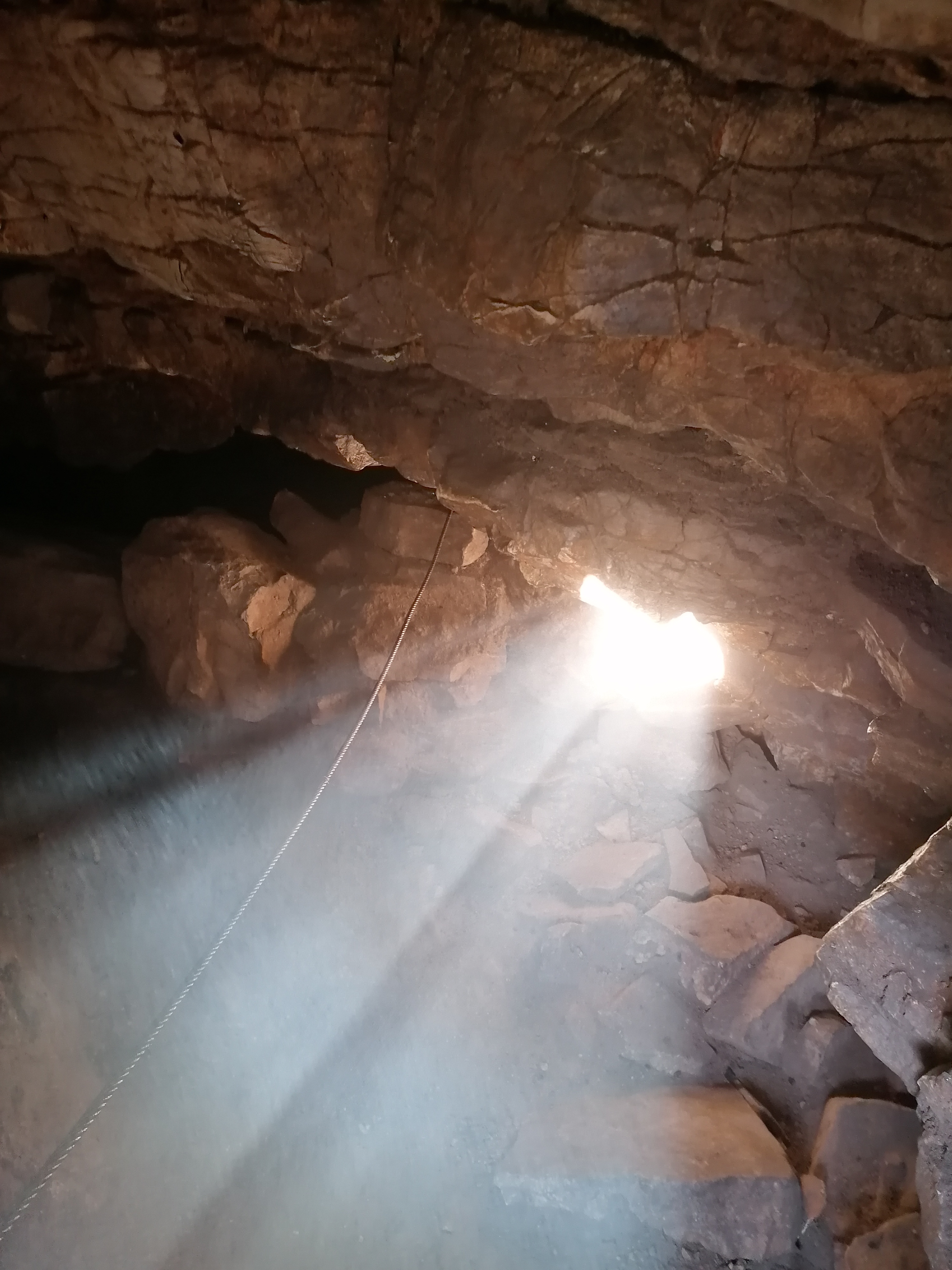 Rayo de sol dentro de la cueva