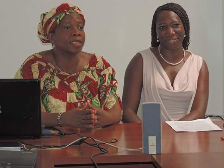 La presidenta de la Asoc. Mujeres entre Mundos con la concejala Nancy (Ayuntamiento de Bermujos)