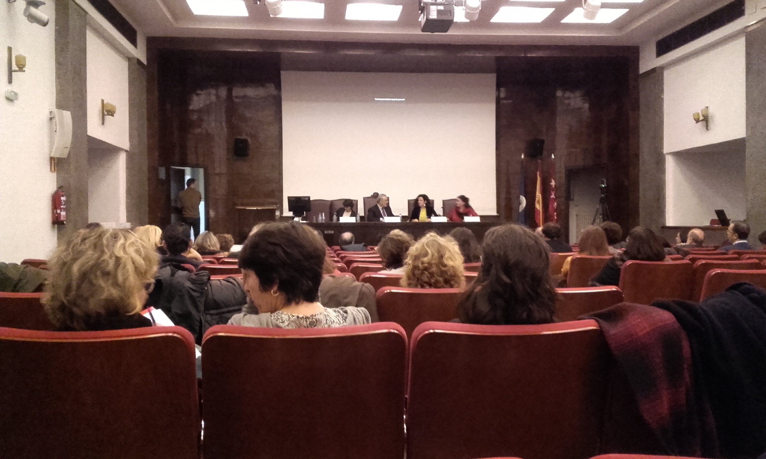 Mesa de debate en la que participan representantes de ICOMOS-España, ICOM-España y ANABAD.