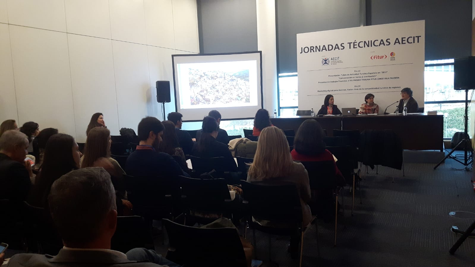 María García Hernández (UCM-TPyD) y Salvador Antón-Clavé (URV) durante la Jornada Técnica de la AECIT (FITUR).