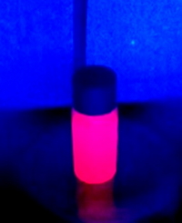 Fotografía de la emisión en disolución bajo excitación UV, de algunos de los nanofósforos que se han sintetizado en nuestros laboratorios.