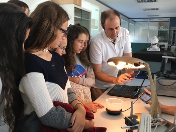 Grupo de alumnas en una actividad de Físicas en la Semana de la Ciencia de la UCM. / UCM. 