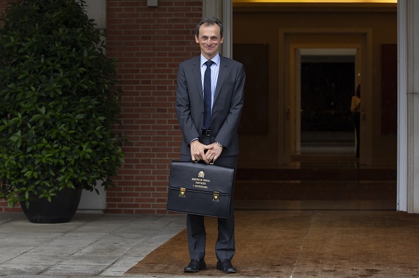 El recién nombrado ministro de Ciencia, Innovación y Universidades, Pedro Duque, con la cartera ministerial. / La Moncloa- Gobierno de España. 