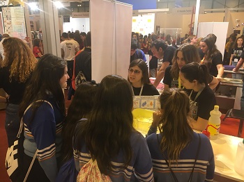 Miranda, Helena, María y Laura escuchan las explicaciones de Ana Mateos sobre hidrofobicidad. / UCM. 