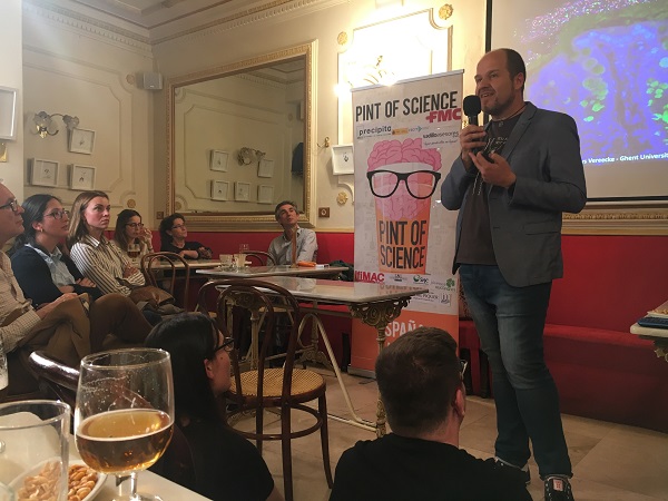 Salvador Iborra en su sesión en el evento Pint of Science de Madrid. / M. Milán.