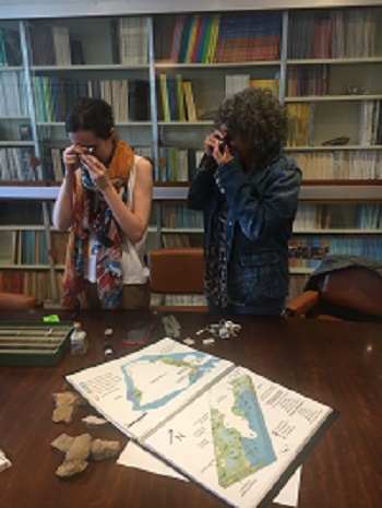 Sonia Campos y Maribel Benito observan las rocas con sus lupas. / M. Milán. 