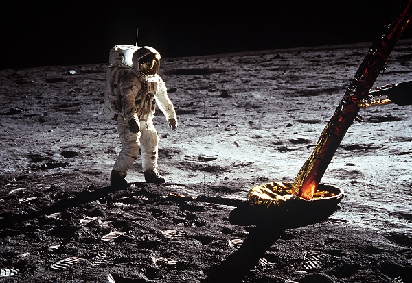 El astronauta Edwin E. Aldrin Jr, camina sobre la superficie de la luna cerca de una pierna del módulo lunar durante la actividad extravehicular (EVA) del Apolo 11. El astronauta Neil A. Armstrong, comandante del Apolo 11, tomó esta fotografía con una cámara de superficie lunar de 70 mm. / NASA. 